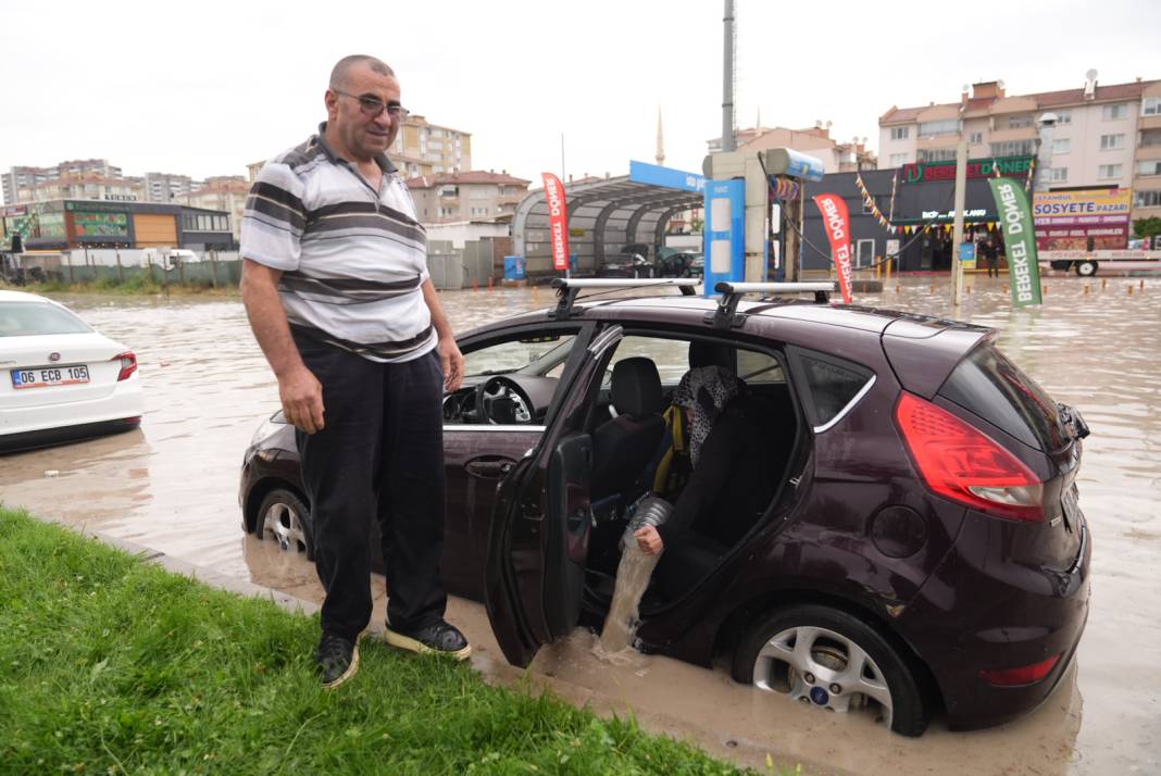 Suyla dolan araçların içini pet şişelerle boşaltmaya çalıştılar! Caddeler göle döndü arabalar suya gömüldü 51